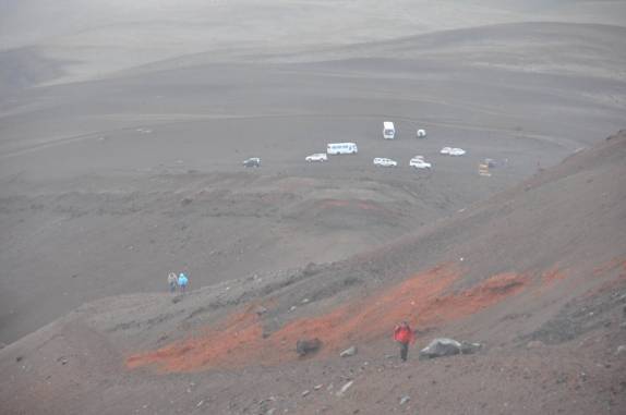 A Ana, a Laura e o Rafa subindo para o refúgio no vulcão Cotopaxi, no Equador